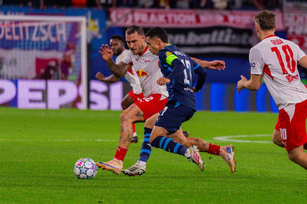 Fussball : UEFA Champions League, Ligaphase, 2. Spieltag, 13.10.2026, RB Leipzig vs PSV Eindhoven, Redbull Arena (Leipzig) : David Raum (RB Leipzig, 22) im Zweikampf gegen Mauro Junior (PSV Eindhoven, 17) Copyright: xMichellexLukax