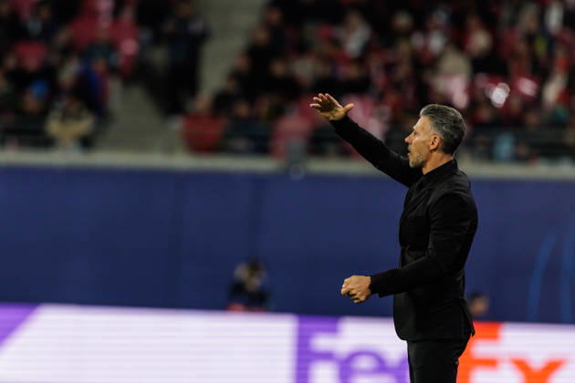 13.10.2026, GER, Fussball, Herren, UEFA Chempionsleague 2026 2027, RB Leipzig vs. PSV Eindhoven Martin Demichelis (Coach RB Leipzig) gibt Handzeichen Leipzig Red Bull Arena Sachsen Deutschland Copyright: xNordphoto Trienitzx