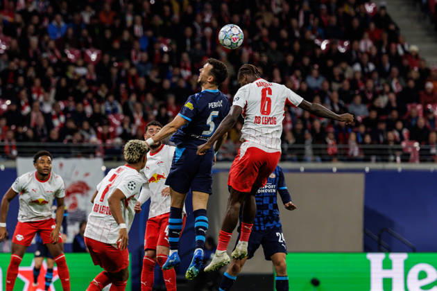 13.10.2026, GER, Fussball, Herren, UEFA Chempionsleague 2026 2027, RB Leipzig vs. PSV Eindhoven Ivan Perišić Ivan Perisic (PSV Eindhoven 5) im Zweikampf gegen Ezechiel Banzuzi (RB Leipzig 6) Leipzig Red Bull Arena Sachsen Deutschland Copyright: xNordphoto Trienitzx
