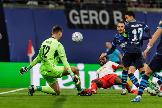 13.10.2026, GER, Fussball, Herren, UEFA Chempionsleague 2026 2027, RB Leipzig vs. PSV Eindhoven Christopher Nkunku (RB Leipzig 28) mit der Torchance Gegen Matěj Kovař Matej Kovar (PSV Eindhoven 32) Leipzig Red Bull Arena Sachsen Deutschland Copyright: xNordphoto Trienitzx