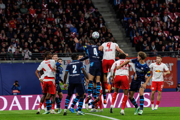 13.10.2026, GER, Fussball, Herren, UEFA Chempionsleague 2026 2027, RB Leipzig vs. PSV Eindhoven Armando Obispo (PSV Eindhoven 4) im Zweikampf gegen Willi Orban Willi Orban (RB Leipzig 4) Leipzig Red Bull Arena Sachsen Deutschland Copyright: xNordphoto Trienitzx