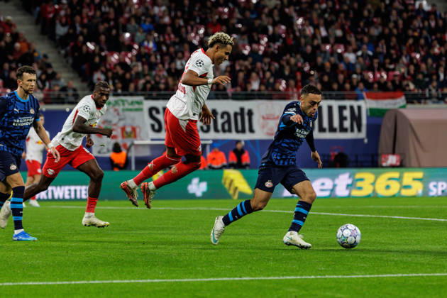 13.10.2026, GER, Fussball, Herren, UEFA Chempionsleague 2026 2027, RB Leipzig vs. PSV Eindhoven Antonio Nusa (RB Leipzig 7) im Zweikampf gegen Sergino Dest Sergino Dest (PSV Eindhoven 8) Leipzig Red Bull Arena Sachsen Deutschland Copyright: xNordphoto Trienitzx