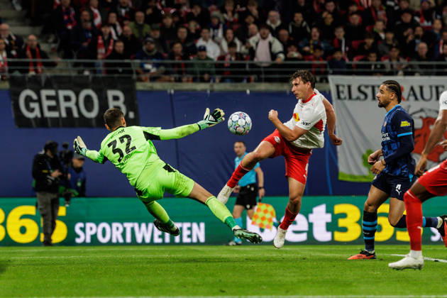 13.10.2026, GER, Fussball, Herren, UEFA Chempionsleague 2026 2027, RB Leipzig vs. PSV Eindhoven Willi Orban Willi Orban (RB Leipzig 4) mit einer Torchance gegen Matěj Kovař Matej Kovar (PSV Eindhoven 32) Leipzig Red Bull Arena Sachsen Deutschland Copyright: xNordphoto Trienitzx