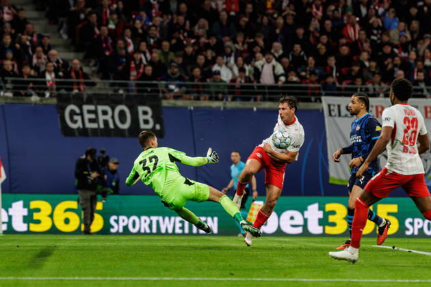 13.10.2026, GER, Fussball, Herren, UEFA Chempionsleague 2026 2027, RB Leipzig vs. PSV Eindhoven Willi Orban Willi Orban (RB Leipzig 4) mit einer Torchance gegen Matěj Kovař Matej Kovar (PSV Eindhoven 32) Leipzig Red Bull Arena Sachsen Deutschland Copyright: xNordphoto Trienitzx