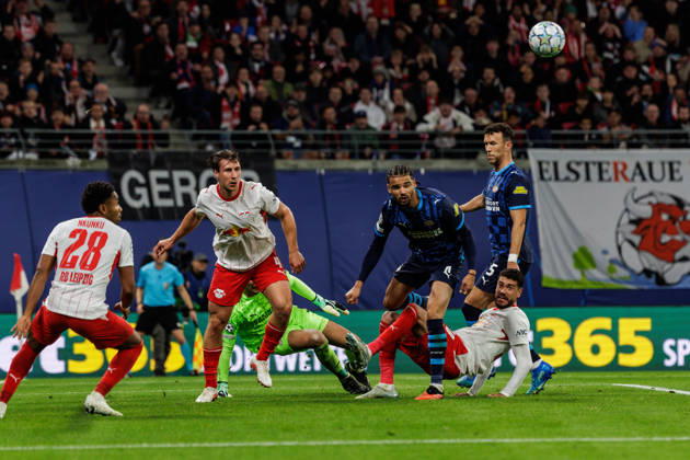 13.10.2026, GER, Fussball, Herren, UEFA Chempionsleague 2026 2027, RB Leipzig vs. PSV Eindhoven RÃ mulo Cardoso Romulo Cardoso (RB Leipzig 40), Willi Orban Willi Orban (RB Leipzig 4) mit einer Torchance Leipzig Red Bull Arena Sachsen Deutschland Copyright: xNordphoto Trienitzx
