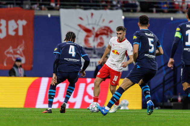 13.10.2026, GER, Fussball, Herren, UEFA Chempionsleague 2026 2027, RB Leipzig vs. PSV Eindhoven Brajan Gruda (RB Leipzig 10) im Zweikampf gegen Armando Obispo (PSV Eindhoven 4), Ivan Perišić Ivan Perisic (PSV Eindhoven 5) Leipzig Red Bull Arena Sachsen Deutschland Copyright: xNordphoto Trienitzx
