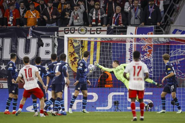 LEIPZIG - (lr) Brajan Gruda of RB Leipzig scores the 1-0 as PSV Eindhoven goalkeeper MatÄ›j KovaÅ™ jumps for the ball during the UEFA Champions League match between RB Leipzig and PSV Eindhoven at the RB Arena on October 13, 2026 in Leipzig, Germany. MAURICE VAN STEEN ANP xVIxANPxSportx xxANPxIVx 572357699 originalFilename: 572357699