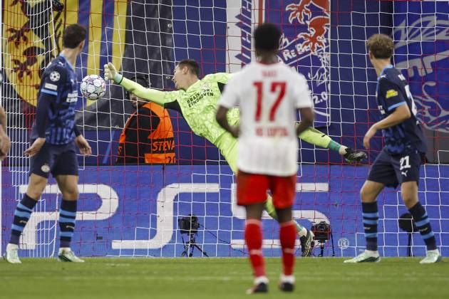 LEIPZIG - (lr) Brajan Gruda of RB Leipzig scores the 1-0 as PSV Eindhoven goalkeeper MatÄ›j KovaÅ™ jumps for the ball during the UEFA Champions League match between RB Leipzig and PSV Eindhoven at the RB Arena on October 13, 2026 in Leipzig, Germany. MAURICE VAN STEEN ANP xVIxANPxSportx xxANPxIVx 572357712 originalFilename: 572357712