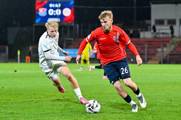 v.li.: Maximilian Seemueller (Landsberg, 11) Andy Breuer (Unterhaching, 26) im Zweikampf, Duell, duel, tackle, Dynamik, Action, Aktion, 13.10.2026, Unterhaching (Deutschland), Fussball, Regionalliga Bayern, SpVgg Unterhaching - TSV 1882 Landsberg