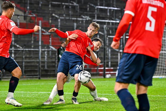 v.li.: Andy Breuer (Unterhaching, 26) Maximilian Holdenrieder (Landsberg, 14) im Zweikampf, Duell, duel, tackle, Dynamik, Action, Aktion, 13.10.2026, Unterhaching (Deutschland), Fussball, Regionalliga Bayern, SpVgg Unterhaching - TSV 1882 Landsberg