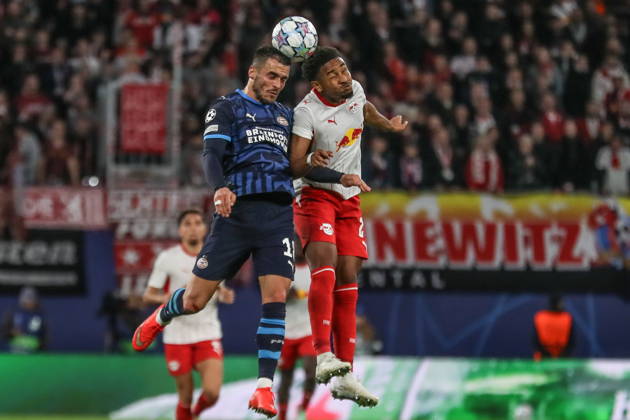 Leipzig 13.10.2026. Pilka nozna Liga Mistrzow UEFA sezon 2025 2026 kolejka 2 mecz: RB Lipsk - PSV Eindhoven --- Football UEFA Champions League season 2025 2026 round 2 match: RB Leipzig - PSV Eindhoven nz Christopher Nkunku, Filip Kostic Fot. Kacper Staniec NEWSPIX.PL --- newspix.pl 