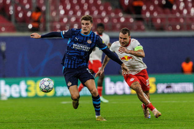 13.10.2026, GER, Fussball, Herren, UEFA Chempionsleague 2026 2027, RB Leipzig vs. PSV Eindhoven Sven Mijnans (PSV Eindhoven 21), David Raum (RB Leipzig 22) Leipzig Red Bull Arena Sachsen Deutschland Copyright: xNordphoto Trienitzx