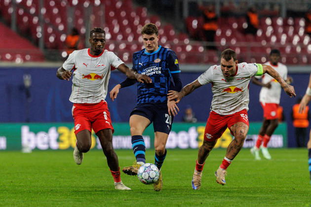 13.10.2026, GER, Fussball, Herren, UEFA Chempionsleague 2026 2027, RB Leipzig vs. PSV Eindhoven Ezechiel Banzuzi (RB Leipzig 6), Guus Til (PSV Eindhoven 20), David Raum (RB Leipzig 22) Leipzig Red Bull Arena Sachsen Deutschland Copyright: xNordphoto Trienitzx