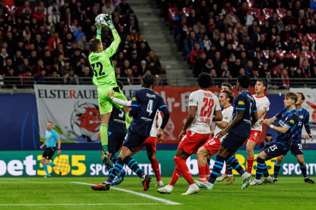 13.10.2026, GER, Fussball, Herren, UEFA Chempionsleague 2026 2027, RB Leipzig vs. PSV Eindhoven MatÄ›j KovaÅ™ Matej Kovar (PSV Eindhoven 32) hält eine Ball Leipzig Red Bull Arena Sachsen Deutschland Copyright: xNordphoto Trienitzx