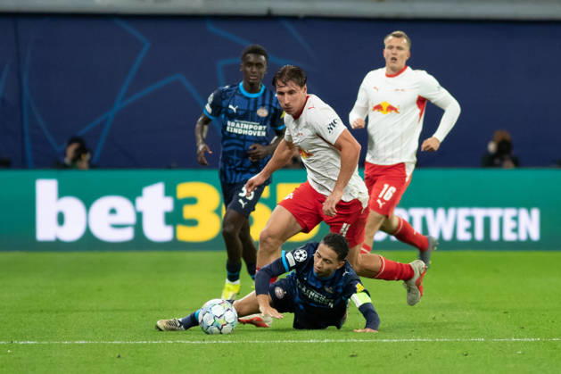 UEFA Champions League: RB Leipzig vs. PSV Eindhoven, 13.10.26 Willi Orban (4, RB Leipzig) gegen den am Boden liegenden Kapitän Mauro Junior (17, PSV Eindhoven). Fußball, UEFA Champions League, Saison 2026 2027: RB Leipzig vs. PSV Eindhoven am 13.10.2026 in der Red Bull Arena, Leipzig. Copyright: xBEAUTIFULxSPORTS JanxKaeferx