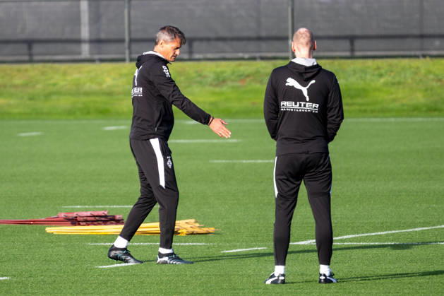 Alexander Blessin (Borussia Moenchengladbach, Trainer) im Gespraech mit Niklas Lanwehr (Borussia Moenchengladbach, Co-Trainer). Oeffentliches Training Borussia Moenchengladbach, Fussball, Bundesliga, Saison 2026 2027, 14.10.2026 oeffentliches Training Borussia Moenchengladbach, Fussball, Bundesliga, Saison 2026 2027, 14.10.2026 Moenchengladbach Copyright: xEibner-Pressefoto ThomasxHaeslerx EP_THR