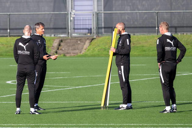 Das Trainerteam mit Niklas Lanwehr (Borussia Moenchengladbach, Co-Trainer), Alexander Blessin (Borussia Moenchengladbach, Trainer), Jan Moritz Lichte (Borussia Moenchengladbach, Interimstrainer) und Markus Gellhaus (Borussia Moenchengladbach, Co-Trainer) im Gespraech zum Ablauf des Trainings. Oeffentliches Training Borussia Moenchengladbach, Fussball, Bundesliga, Saison 2026 2027, 14.10.2026 oeffentliches Training Borussia Moenchengladbach, Fussball, Bundesliga, Saison 2026 2027, 14.10.2026 Moenchengladbach Copyright: xEibner-Pressefoto ThomasxHaeslerx EP_THR