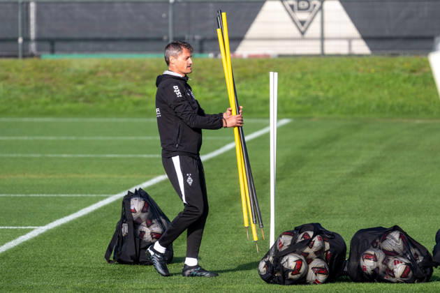 Alexander Blessin (Borussia Moenchengladbach, Trainer) bei der Vorbereitung des Trainings. Oeffentliches Training Borussia Moenchengladbach, Fussball, Bundesliga, Saison 2026 2027, 14.10.2026 oeffentliches Training Borussia Moenchengladbach, Fussball, Bundesliga, Saison 2026 2027, 14.10.2026 Moenchengladbach Copyright: xEibner-Pressefoto ThomasxHaeslerx EP_THR