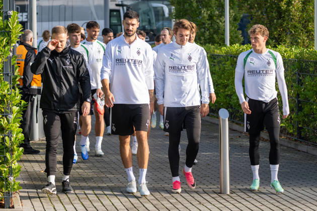 Die Mannschaft ist auf dem Weg zum Trainingsplatz. Vorne: Tim Kleindienst (Borussia Moenchengladbach, 11), Florian Neuhaus (Borussia Moenchengladbach, 10) und Robin Hack (Borussia Moenchengladbach, 25). Oeffentliches Training Borussia Moenchengladbach, Fussball, Bundesliga, Saison 2026 2027, 14.10.2026 oeffentliches Training Borussia Moenchengladbach, Fussball, Bundesliga, Saison 2026 2027, 14.10.2026 Moenchengladbach Copyright: xEibner-Pressefoto ThomasxHaeslerx EP_THR