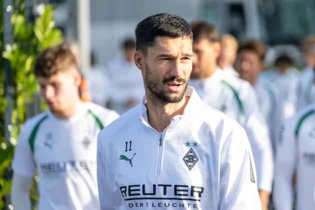 Tim Kleindienst (Borussia Moenchengladbach, 11) auf dem Weg zum Trainingsplatz. Oeffentliches Training Borussia Moenchengladbach, Fussball, Bundesliga, Saison 2026 2027, 14.10.2026 oeffentliches Training Borussia Moenchengladbach, Fussball, Bundesliga, Saison 2026 2027, 14.10.2026 Moenchengladbach Copyright: xEibner-Pressefoto ThomasxHaeslerx EP_THR
