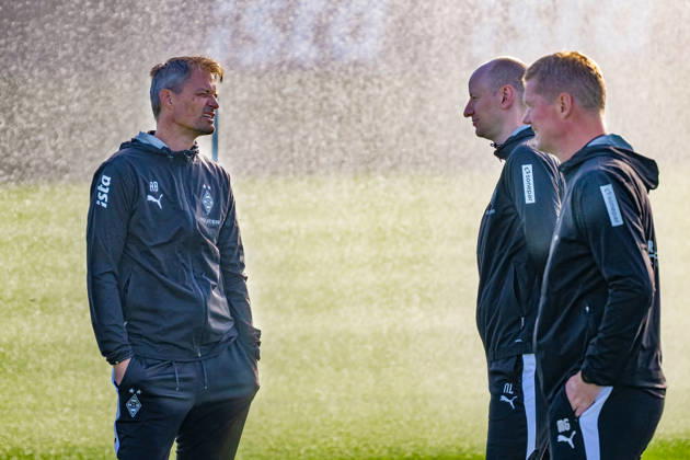 Alexander Blessin (Borussia Moenchengladbach, Trainer), Niklas Lanwehr (Borussia Moenchengladbach, Co-Trainer) und Markus Gellhaus (Borussia Moenchengladbach, Co-Trainer) im Gespraech vor dem Rasensprenger. Oeffentliches Training Borussia Moenchengladbach, Fussball, Bundesliga, Saison 2026 2027, 14.10.2026 oeffentliches Training Borussia Moenchengladbach, Fussball, Bundesliga, Saison 2026 2027, 14.10.2026 Moenchengladbach Copyright: xEibner-Pressefoto ThomasxHaeslerx EP_THR