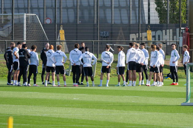 Alexander Blessin (Borussia Moenchengladbach, Trainer) weist die Mannschaft in den Ablauf des Trainings ein. Oeffentliches Training Borussia Moenchengladbach, Fussball, Bundesliga, Saison 2026 2027, 14.10.2026 oeffentliches Training Borussia Moenchengladbach, Fussball, Bundesliga, Saison 2026 2027, 14.10.2026 Moenchengladbach Copyright: xEibner-Pressefoto ThomasxHaeslerx EP_THR