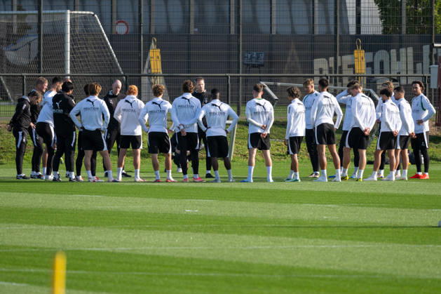 Alexander Blessin (Borussia Moenchengladbach, Trainer) erklaert der Mannschaft den Ablauf der Uebung. Oeffentliches Training Borussia Moenchengladbach, Fussball, Bundesliga, Saison 2026 2027, 14.10.2026 oeffentliches Training Borussia Moenchengladbach, Fussball, Bundesliga, Saison 2026 2027, 14.10.2026 Moenchengladbach Copyright: xEibner-Pressefoto ThomasxHaeslerx EP_THR