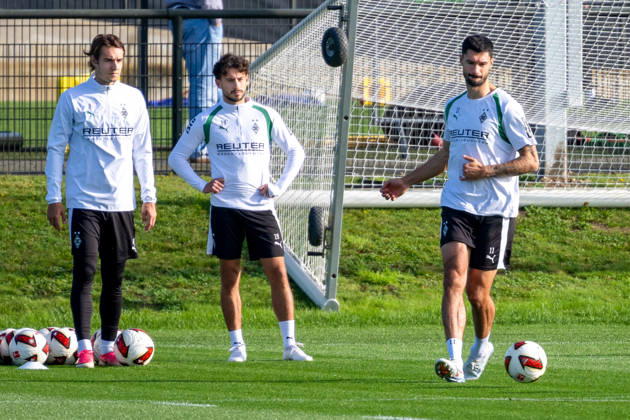 Tim Kleindienst (Borussia Moenchengladbach, 11) bei Passuebungen. Dahinter Florian Neuhaus (Borussia Moenchengladbach, 10) und Nicolas Gerrit Kuehn (Borussia Moenchengladbach, 19). Oeffentliches Training Borussia Moenchengladbach, Fussball, Bundesliga, Saison 2026 2027, 14.10.2026 oeffentliches Training Borussia Moenchengladbach, Fussball, Bundesliga, Saison 2026 2027, 14.10.2026 Moenchengladbach Copyright: xEibner-Pressefoto ThomasxHaeslerx EP_THR