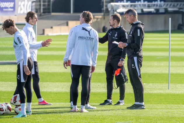 Alexander Blessin (Borussia Moenchengladbach, Trainer) teilt die Spieler in Gruppen ein. Oeffentliches Training Borussia Moenchengladbach, Fussball, Bundesliga, Saison 2026 2027, 14.10.2026 oeffentliches Training Borussia Moenchengladbach, Fussball, Bundesliga, Saison 2026 2027, 14.10.2026 Moenchengladbach Copyright: xEibner-Pressefoto ThomasxHaeslerx EP_THR