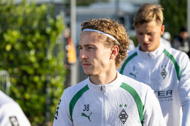 Hugo Bolin (Borussia Moenchengladbach, 38) auf dem Weg zum Platz. Oeffentliches Training Borussia Moenchengladbach, Fussball, Bundesliga, Saison 2026 2027, 14.10.2026 oeffentliches Training Borussia Moenchengladbach, Fussball, Bundesliga, Saison 2026 2027, 14.10.2026 Moenchengladbach Copyright: xEibner-Pressefoto ThomasxHaeslerx EP_THR