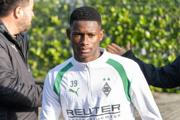 Iaia Manco Danfa (Borussia Moenchengladbach, 39) auf dem Weg zum Platz. Oeffentliches Training Borussia Moenchengladbach, Fussball, Bundesliga, Saison 2026 2027, 14.10.2026 oeffentliches Training Borussia Moenchengladbach, Fussball, Bundesliga, Saison 2026 2027, 14.10.2026 Moenchengladbach Copyright: xEibner-Pressefoto ThomasxHaeslerx EP_THR