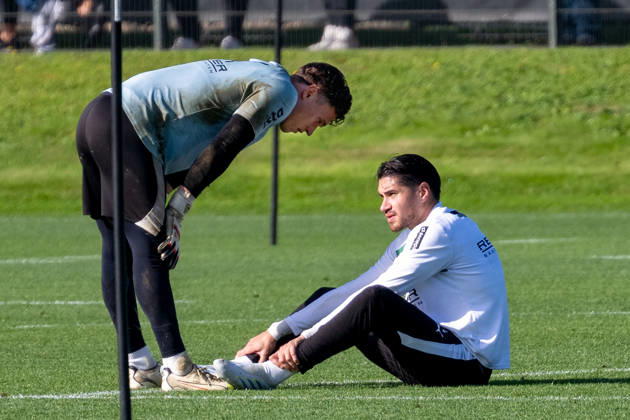 Kevin Diks (Borussia Moenchengladbach, 04) auf dem Boden. Dabei Jan Olchowsky (Borussia Moenchengladbach, 23). Oeffentliches Training Borussia Moenchengladbach, Fussball, Bundesliga, Saison 2026 2027, 14.10.2026 oeffentliches Training Borussia Moenchengladbach, Fussball, Bundesliga, Saison 2026 2027, 14.10.2026 Moenchengladbach Copyright: xEibner-Pressefoto ThomasxHaeslerx EP_THR