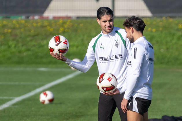 Kevin Diks (Borussia Moenchengladbach, 04) und Nicolas Gerrit Kuehn (Borussia Moenchengladbach, 19) im Gespraech. Oeffentliches Training Borussia Moenchengladbach, Fussball, Bundesliga, Saison 2026 2027, 14.10.2026 oeffentliches Training Borussia Moenchengladbach, Fussball, Bundesliga, Saison 2026 2027, 14.10.2026 Moenchengladbach Copyright: xEibner-Pressefoto ThomasxHaeslerx EP_THR