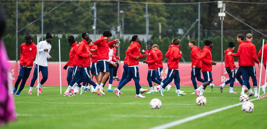 SOCCER - UEFA EL, RBS vs Milan SALZBURG,AUSTRIA,14.OCT.26 - SOCCER - UEFA Europa League, Red Bull Salzburg vs AC Milan, preview, training RBS. Image shows the team of RBS.  GEPAxpictures xJulioxArellano