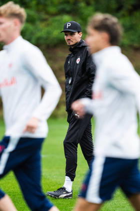 SOCCER - UEFA EL, RBS vs Milan SALZBURG,AUSTRIA,14.OCT.26 - SOCCER - UEFA Europa League, Red Bull Salzburg vs AC Milan, preview, training RBS. Image shows head coach Danny Roehl (RBS).  GEPAxpictures xJulioxArellano