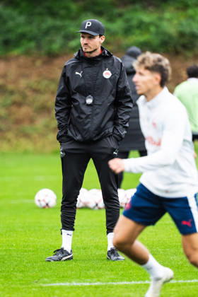 SOCCER - UEFA EL, RBS vs Milan SALZBURG,AUSTRIA,14.OCT.26 - SOCCER - UEFA Europa League, Red Bull Salzburg vs AC Milan, preview, training RBS. Image shows head coach Danny Roehl (RBS).  GEPAxpictures xJulioxArellano