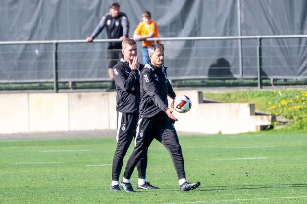 Alexander Blessin (Borussia Moenchengladbach, Trainer) spielt den Ball nach Beendigung des Trainings zur Linie. Dabei Markus Gellhaus (Borussia Moenchengladbach, Co-Trainer). Oeffentliches Training Borussia Moenchengladbach, Fussball, Bundesliga, Saison 2026 2027, 14.10.2026 oeffentliches Training Borussia Moenchengladbach, Fussball, Bundesliga, Saison 2026 2027, 14.10.2026 Moenchengladbach Copyright: xEibner-Pressefoto ThomasxHaeslerx EP_THR