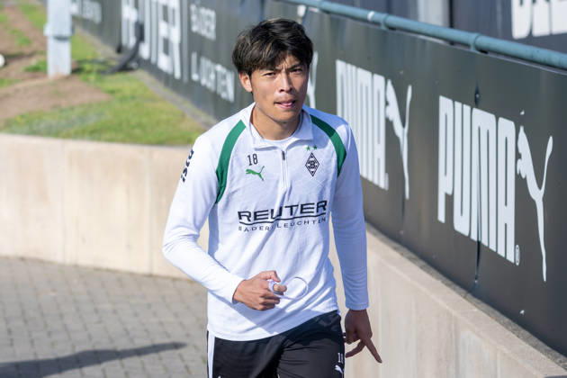 Shuto Machino (Borussia Moenchengladbach, 18) auf dem Weg in die Kabine. Oeffentliches Training Borussia Moenchengladbach, Fussball, Bundesliga, Saison 2026 2027, 14.10.2026 oeffentliches Training Borussia Moenchengladbach, Fussball, Bundesliga, Saison 2026 2027, 14.10.2026 Moenchengladbach Copyright: xEibner-Pressefoto ThomasxHaeslerx EP_THR