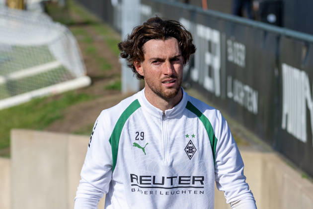 Joe Scally (Borussia Moenchengladbach, 29) auf dem Weg in die Kabine. Oeffentliches Training Borussia Moenchengladbach, Fussball, Bundesliga, Saison 2026 2027, 14.10.2026 oeffentliches Training Borussia Moenchengladbach, Fussball, Bundesliga, Saison 2026 2027, 14.10.2026 Moenchengladbach Copyright: xEibner-Pressefoto ThomasxHaeslerx EP_THR