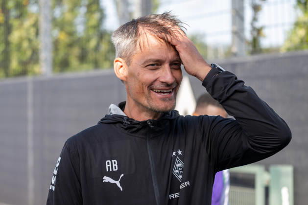 Alexander Blessin (Borussia Moenchengladbach, Trainer) stellt sich den Fragen der Reporter. Oeffentliches Training Borussia Moenchengladbach, Fussball, Bundesliga, Saison 2026 2027, 14.10.2026 oeffentliches Training Borussia Moenchengladbach, Fussball, Bundesliga, Saison 2026 2027, 14.10.2026 Moenchengladbach Copyright: xEibner-Pressefoto ThomasxHaeslerx EP_THR