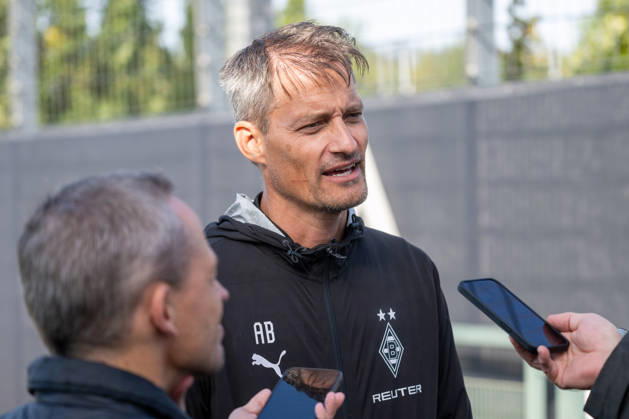 Alexander Blessin (Borussia Moenchengladbach, Trainer) stellt sich den Fragen der Reporter zur Verletzensituation und zum Trainingsabbruch von Tim Kleindienst (Borussia Moenchengladbach, 11). Oeffentliches Training Borussia Moenchengladbach, Fussball, Bundesliga, Saison 2026 2027, 14.10.2026 oeffentliches Training Borussia Moenchengladbach, Fussball, Bundesliga, Saison 2026 2027, 14.10.2026 Moenchengladbach Copyright: xEibner-Pressefoto ThomasxHaeslerx EP_THR
