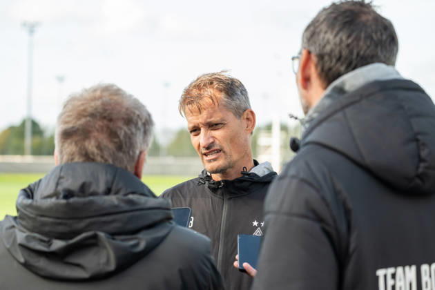 Alexander Blessin (Borussia Moenchengladbach, Trainer) stellt sich den Fragen der Reporter zur Verletzensituation und zum Trainingsabbruch von Tim Kleindienst (Borussia Moenchengladbach, 11). Oeffentliches Training Borussia Moenchengladbach, Fussball, Bundesliga, Saison 2026 2027, 14.10.2026 oeffentliches Training Borussia Moenchengladbach, Fussball, Bundesliga, Saison 2026 2027, 14.10.2026 Moenchengladbach Copyright: xEibner-Pressefoto ThomasxHaeslerx EP_THR