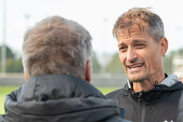 Alexander Blessin (Borussia Moenchengladbach, Trainer) stellt sich den Fragen der Reporter zur Verletzensituation und zum Trainingsabbruch von Tim Kleindienst (Borussia Moenchengladbach, 11). Oeffentliches Training Borussia Moenchengladbach, Fussball, Bundesliga, Saison 2026 2027, 14.10.2026 oeffentliches Training Borussia Moenchengladbach, Fussball, Bundesliga, Saison 2026 2027, 14.10.2026 Moenchengladbach Copyright: xEibner-Pressefoto ThomasxHaeslerx EP_THR