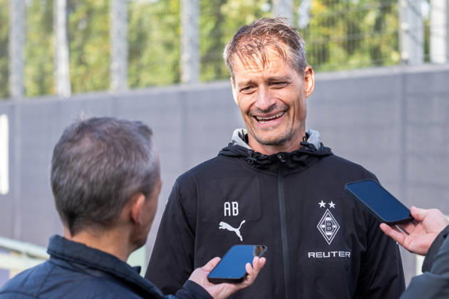 Alexander Blessin (Borussia Moenchengladbach, Trainer) stellt sich den Fragen der Reporter zur Verletzensituation und zum Trainingsabbruch von Tim Kleindienst (Borussia Moenchengladbach, 11). Oeffentliches Training Borussia Moenchengladbach, Fussball, Bundesliga, Saison 2026 2027, 14.10.2026 oeffentliches Training Borussia Moenchengladbach, Fussball, Bundesliga, Saison 2026 2027, 14.10.2026 Moenchengladbach Copyright: xEibner-Pressefoto ThomasxHaeslerx EP_THR