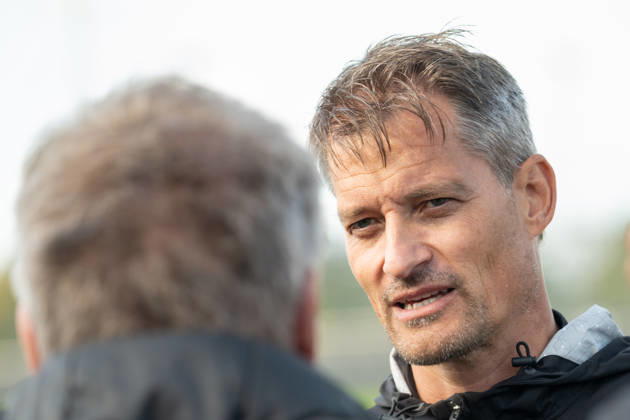 Alexander Blessin (Borussia Moenchengladbach, Trainer) stellt sich den Fragen der Reporter zur Verletzensituation und zum Trainingsabbruch von Tim Kleindienst (Borussia Moenchengladbach, 11). Oeffentliches Training Borussia Moenchengladbach, Fussball, Bundesliga, Saison 2026 2027, 14.10.2026 oeffentliches Training Borussia Moenchengladbach, Fussball, Bundesliga, Saison 2026 2027, 14.10.2026 Moenchengladbach Copyright: xEibner-Pressefoto ThomasxHaeslerx EP_THR