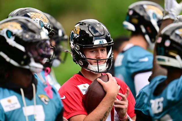 Jacksonville Jaguars, Press and Training Jacksonville Jaguars quarterback Quinn Ewers (10) during the press conference, PK, Pressekonferenz practise session for Jacksonville Jaguars at the Grove Hotel, Chandler s Cross, UK on 14 October 2026. Chandler s Cross Grove Hotel Hertfordshire UK Editorial use only , Copyright: xDennisxGoodwinx PSI-24998-0036