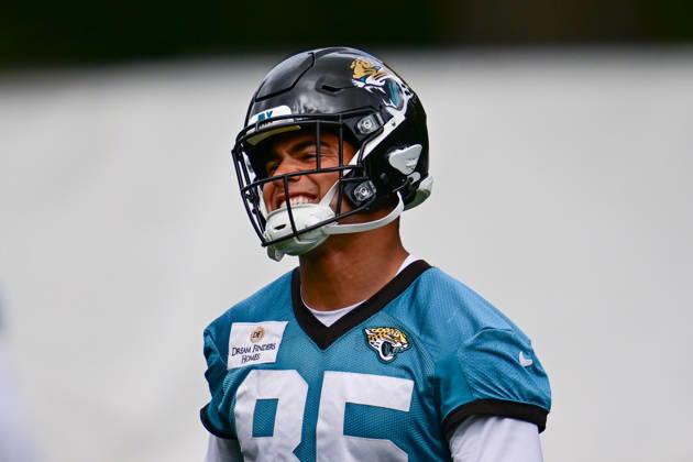 Jacksonville Jaguars, Press and Training Jacksonville Jaguars tight end Brenton Strange (85) during the press conference, PK, Pressekonferenz practise session for Jacksonville Jaguars at the Grove Hotel, Chandler s Cross, UK on 14 October 2026. Chandler s Cross Grove Hotel Hertfordshire UK Editorial use only , Copyright: xDennisxGoodwinx PSI-24998-0052