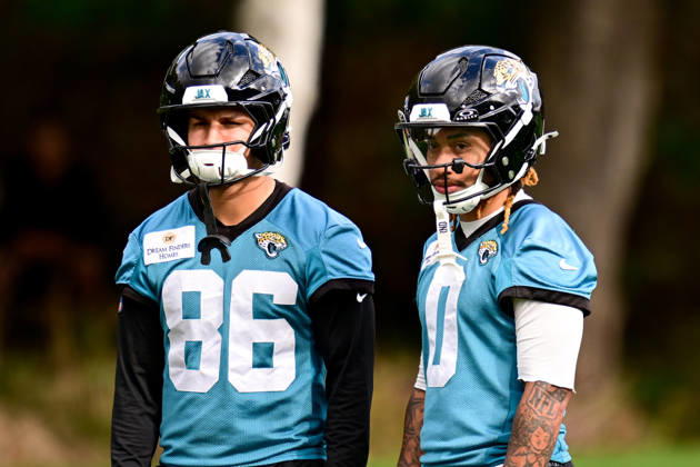 Jacksonville Jaguars, Press and Training Jacksonville Jaguars owner Shahid Khan and Jacksonville Jaguars wide receiver Trebor Pena (86) during the press conference, PK, Pressekonferenz practise session for Jacksonville Jaguars at the Grove Hotel, Chandler s Cross, UK on 14 October 2026. Chandler s Cross Grove Hotel Hertfordshire UK Editorial use only , Copyright: xDennisxGoodwinx PSI-24998-0061