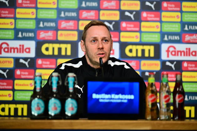 14.10.2026, Fußball, Herren, 2.BL (Bundesliga), Saison 2026 2027, Holstein Kiel Pressekonferenz mit Trainer Tim Walter vor dem Spiel am Freitag gegen Hertha BSC Berlin, KSV Pressesprecher Bastian Karkossa Kiel, nähe Holstein-Stadion Holstein-Stadion, Presseraum Schleswig-Holstein Deutschland