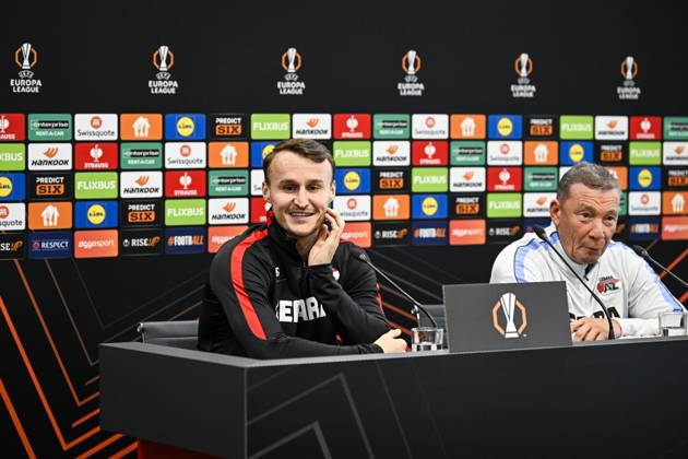 ALKMAAR - (lr) Peer Koopmeiners of AZ Alkmaar, AZ Alkmaar coach Lee-Roy Echteld of AZ Alkmaar during a press conference, PK, Pressekonferenz the day before the Europa League match between AZ Alkmaar and Hapoel Beer-Sheva at the AFAS Stadium, on October 14, 2026 in Alkmaar, the Netherlands. OLAF KRAAK ANP xVIxANPxSportx xxANPxIVx 572421835 originalFilename: 572421835.jpg